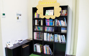 仙台事業所の本棚