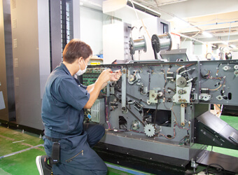 印刷・加工設備の故障修理｜設備保全課