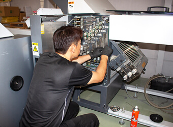 印刷・加工設備の故障修理｜設備保全課