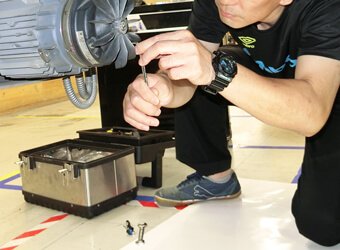 印刷・加工設備の故障修理｜設備保全課