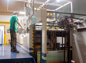 折り、製本、箔押し等のさまざまな加工作業｜紙工課（加工）