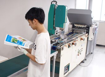 折り、製本、箔押し等のさまざまな加工作業｜紙工課（加工）