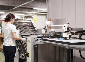 折り、製本、箔押し等のさまざまな加工作業｜紙工課（加工）