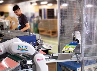 折り、製本、箔押し等のさまざまな加工作業｜紙工課（加工）