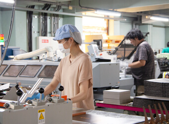 折り、製本、箔押し等のさまざまな加工作業｜紙工課（加工）