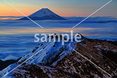[12月] 雲海に浮かぶ富士山と薬師岳