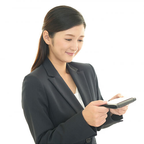 名刺を手に持つ女性