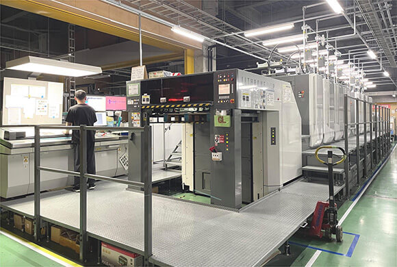 大型自動印刷機にて生産中のシーン