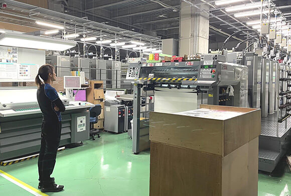 大型自動印刷機にて生産中のシーン