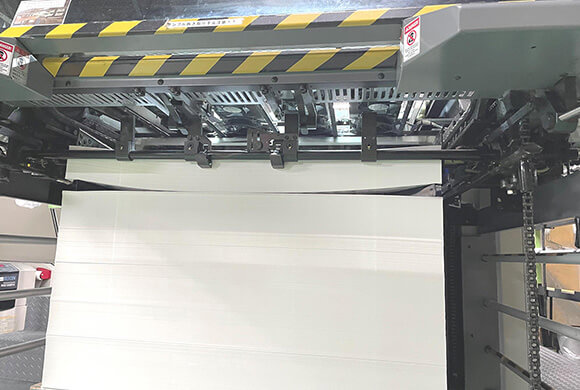 自動で印刷機に供給される用紙