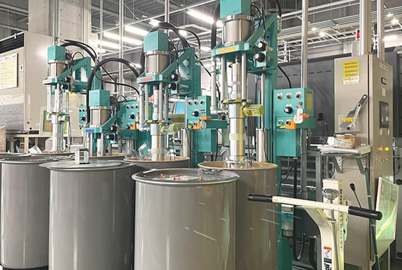 インキも自動で印刷機に供給される