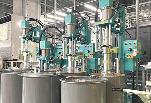 自社開発・設計・製造のパレタイザーでラクラク完成品を運搬