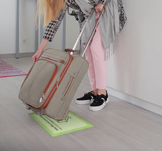 スーツケースなどの大きな荷物を床に置く際にもバッグ安心シートはおすすめです