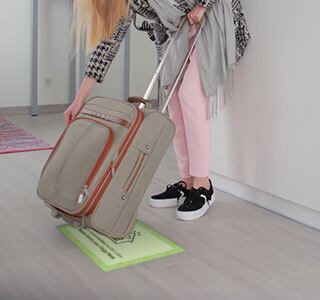 スーツケースなどの大きな荷物を床に置く際にもバッグ安心シートはおすすめです