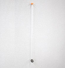 押しピンなどで下げふりを下げる