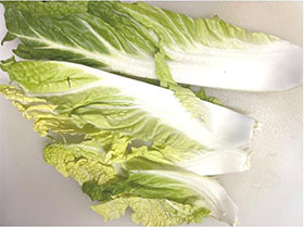 白菜を、葉っぱ2～3枚取り分けて、洗う。